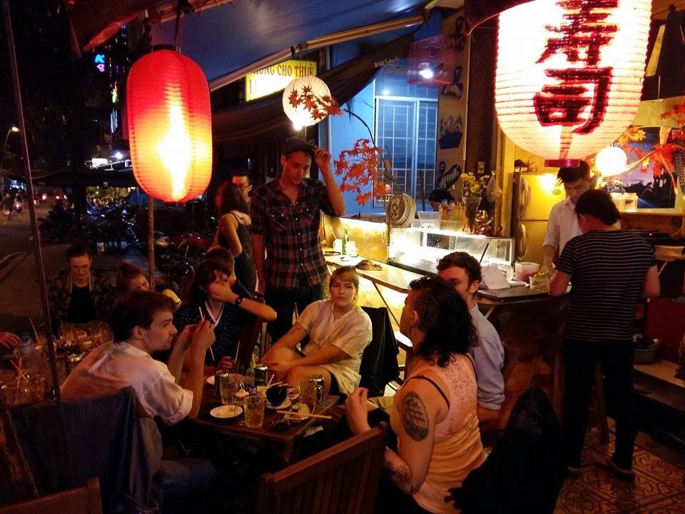 Bàn ngoài trời dưới đèn lồng đỏ